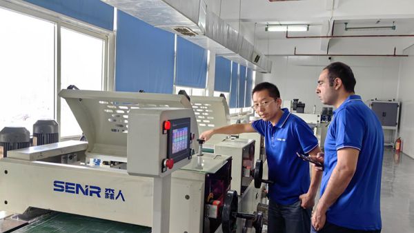 Capacitación sobre el manejo de máquinas de recubrimiento por rodillos para un cliente de Pakistán