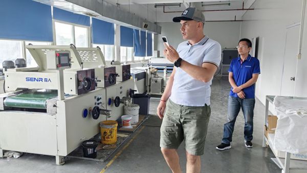 Un cliente de Azerbaiyán visitó nuestra empresa y realizó un pedido de una línea de revestimiento UV para suelos