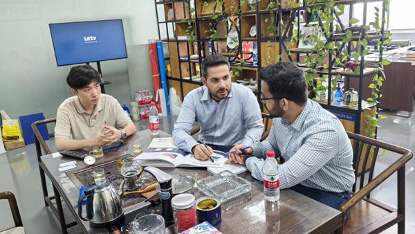 Reunión para discutir la solución técnica relativa a la línea de barnizado UV de suelos con un cliente pakistaní