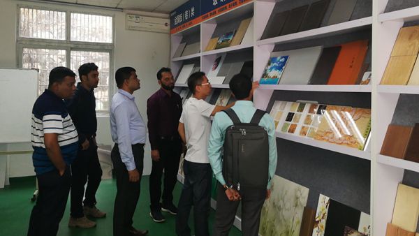 Un cliente de Bangladesh visitó nuestra empresa para discutir sobre una línea de revestimiento de vidrio