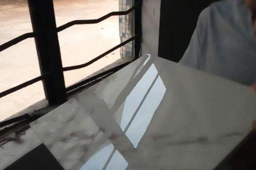 Losa de mármol barnizada